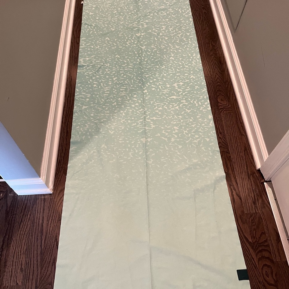 Lululemon ombré green yoga mat towel